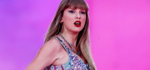 Taylor Swift stalls tour performance to help a distressed fan