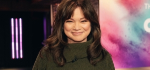 Valerie Bertinelli says goodbye to summer with poolside swimsuit selfie