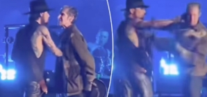 Jane’s Addiction singer Perry Farrell attacks guitarist Dave Navarro onstage