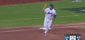 Pete Alonso crushes a three-run home run, giving Mets a 3-0 lead over Dodgers