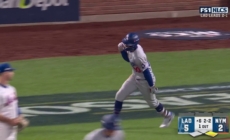 Mookie Betts crushes a two-run homer, extending Dodgers' lead over Mets