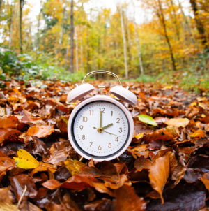 5 items keep your sleep on track when daylight savings ends