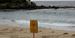 “Mysterious black balls” close 2 popular beaches in Australia