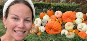 Halloween-focused Texas mom uses pumpkins and gourds to decorate front porches