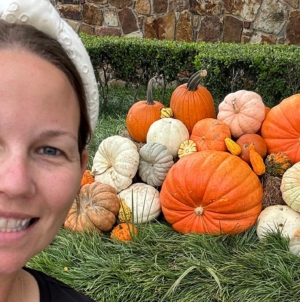 Halloween-focused Texas mom uses pumpkins and gourds to decorate front porches