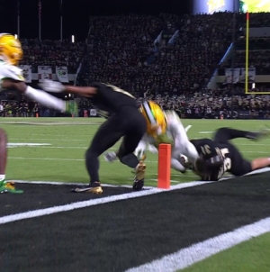 Dillon Gabriel connects with Tez Johnson for a 12-yard TD, extending Oregon's lead over Purdue