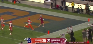 Zevi Eckhaus hits Carlos Hernandez on a 42-yard touchdown, trimming Washington State's deficit vs. Syracuse