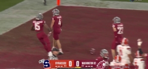 Zevi Eckhaus scores on a four-yard TD rush, gives Washington State a 7-0 lead over Syracuse in Holiday Bowl