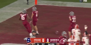 Zevi Eckhaus scores on a four-yard TD rush, gives Washington State a 7-0 lead over Syracuse in Holiday Bowl