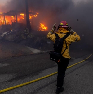 With a forecast of dangerous winds, LAFD pre-deploys to avoid failings of Palisades fire