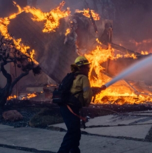 Fake firefighter at L.A. fire is onetime arsonist from Oregon, police say