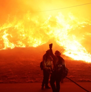 Photos: Hughes fire in Castaic explodes to more than 9,000 acres in just hours