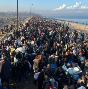 Tens of thousands of displaced Palestinians head to northern Gaza