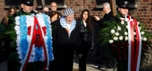 Auschwitz survivors lay wreaths on 80th anniversary of liberation