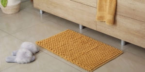 Cozy and trendy bathroom rugs and mats for winter