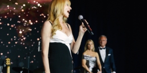 Jewel surprises crowd with MAHA Inaugural ball performance