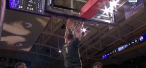 Trey Kaufman-Renn finds Caleb Furst for a DUNK to trim Washington's lead over Purdue