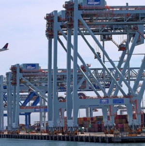 Dockworkers and port operators strike labor deal, again dodging strike