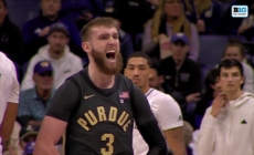 Purdue's Braden Smith drops off an AMAZING assist to Trey Kaufman-Renn for an easy layup vs. Washington