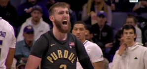 Purdue's Braden Smith drops off an AMAZING assist to Trey Kaufman-Renn for an easy layup vs. Washington