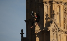 Man with a Palestinian flag climbed London’s Big Ben tower and refused to come down