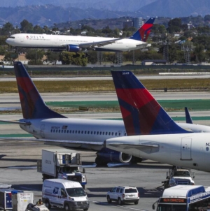 Man detained after reportedly biting and striking other passengers on flight bound for LAX