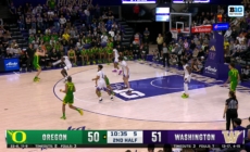 Nate Bittle drains a 3-pointer, giving Oregon lead over Washington