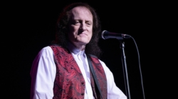 Singer Tommy James stops concert from ‘exhaustion’