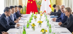 Tariff talks begin between US and Chinese officials in Geneva as the world looks for signs of hope