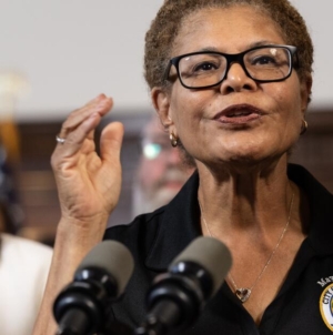 How did a rumor of ICE at a homeless shelter escalate to Mayor Bass?