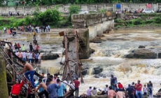 2 killed and 32 injured after a bridge collapses at a tourist destination in western India