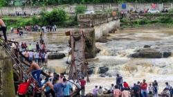 2 killed and 32 injured after a bridge collapses at a tourist destination in western India