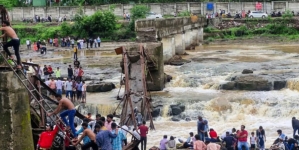 2 killed and 32 injured after a bridge collapses at a tourist destination in western India