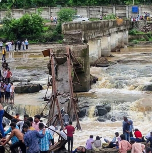 2 killed and 32 injured after a bridge collapses at a tourist destination in western India