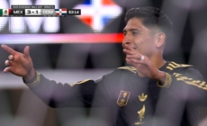 Edson Álvarez deflects a shot off Cesar Montes in 53' and finds the back of the net to extend Mexico's 3-1 lead over Dominican Republic