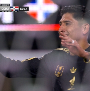 Edson Álvarez deflects a shot off Cesar Montes in 53' and finds the back of the net to extend Mexico's 3-1 lead over Dominican Republic
