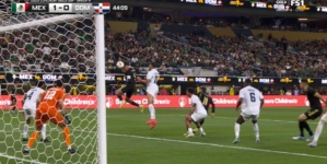 Edson Álvarez scores header in 44' to give Mexico a 1-0 lead over Dominican Republic