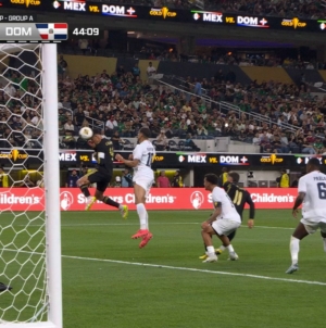 Edson Álvarez scores header in 44' to give Mexico a 1-0 lead over Dominican Republic