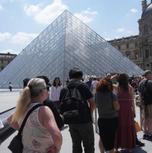 The Louvre in Paris closes unexpectedly as staff protest conditions