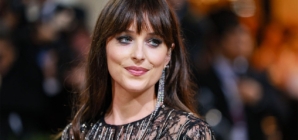 Dakota Johnson calls Hollywood ‘a mess’ during ‘Hot Ones’ appearance