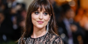 Dakota Johnson calls Hollywood ‘a mess’ during ‘Hot Ones’ appearance