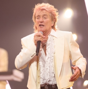 Rod Stewart, 80, cancels 6 concerts as he battles the flu