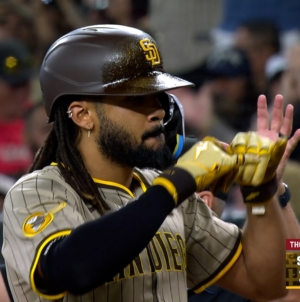 Fernando Tatís, Manny Machado drive in two runs each in 7th inning to give Padres lead vs. Diamondbacks