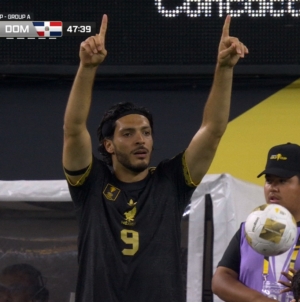 Raúl Jiménez scores in 47' to give Mexico a 2-0 lead over the Dominican Republic