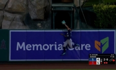 Mariners' Julio Rodriguez robs Angels' Chris Taylor of a home run