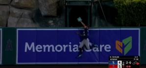 Mariners' Julio Rodriguez robs Angels' Chris Taylor of a home run