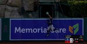 Mariners' Julio Rodriguez robs Angels' Chris Taylor of a home run