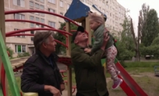 Blinded Ukraine soldier returns home
