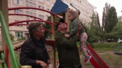 Blinded Ukraine soldier returns home