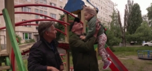 Blinded Ukraine soldier returns home